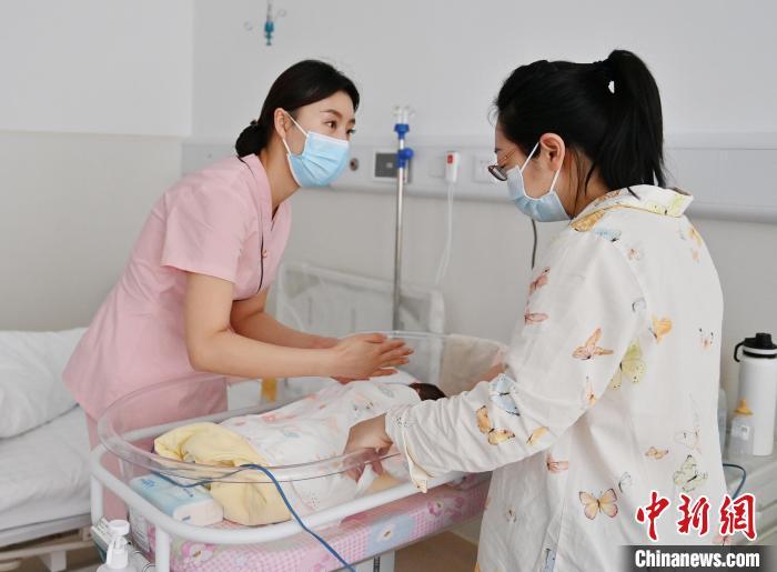 該院還設(shè)立了家庭化護(hù)理病房。利用寶寶出院前的一段時間,護(hù)士們會手把手指導(dǎo)“新手”家長科學(xué)喂養(yǎng)。 張瑤 攝 該院還設(shè)立了家庭化護(hù)理病房。利用寶寶出院前的一段時間,護(hù)士們會手把手指導(dǎo)“新手”家長科學(xué)喂養(yǎng)。 張瑤 攝