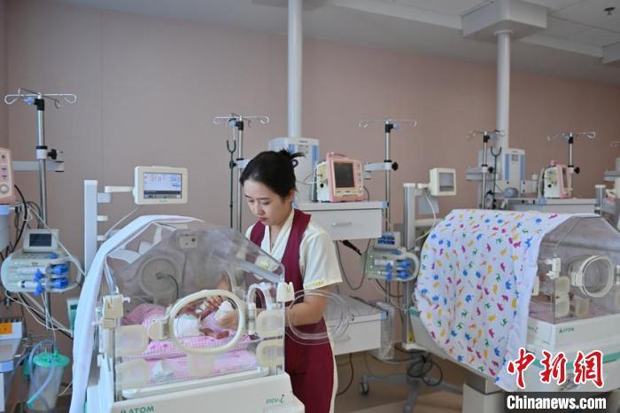 為了照顧好這些體質(zhì)脆弱的新生兒、早產(chǎn)兒,護(hù)士們必須具備敏銳的觀察力和精湛的技術(shù)以及高度的責(zé)任心。 張瑤 攝 為了照顧好這些體質(zhì)脆弱的新生兒、早產(chǎn)兒,護(hù)士們必須具備敏銳的觀察力和精湛的技術(shù)以及高度的責(zé)任心。 張瑤 攝