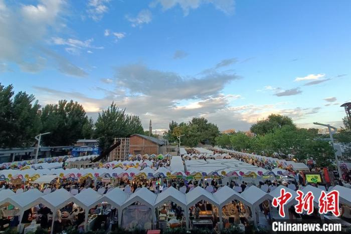 高溫下的北京夜生活：游客流連至凌晨，有攤主日入上千