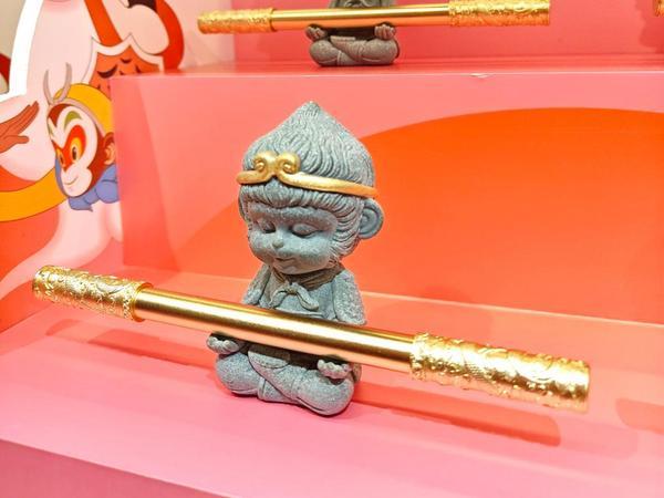 朱炳仁·銅開發(fā)的國潮款產(chǎn)品“悟空如意金箍筆”。新華社記者張璇 攝 