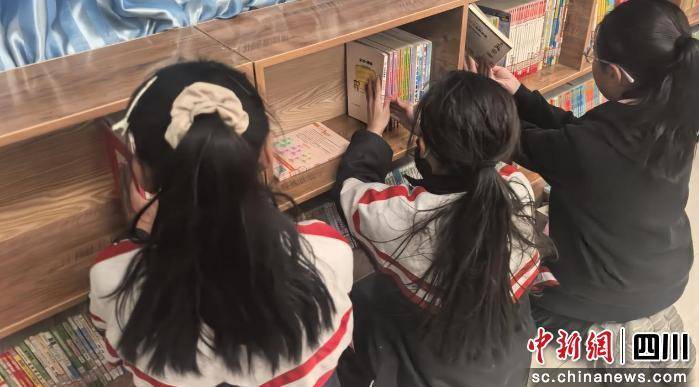 熒幕暖意照高原：唐嫣以書香為翼 助力巴塘孩童逐夢成長