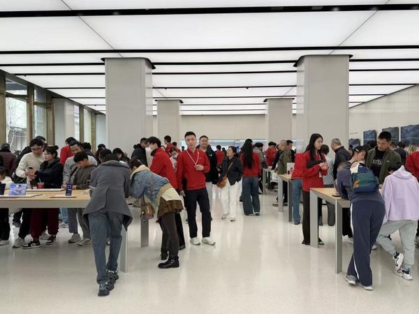 新國補落地疊加廠商促銷 上海手機市場新春喜洋洋