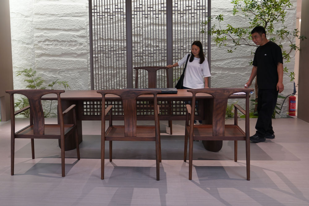 2025年5月29日，觀眾參觀體驗江西贛州市南康區(qū)生產(chǎn)的家具產(chǎn)品。新華社記者 周密 攝 