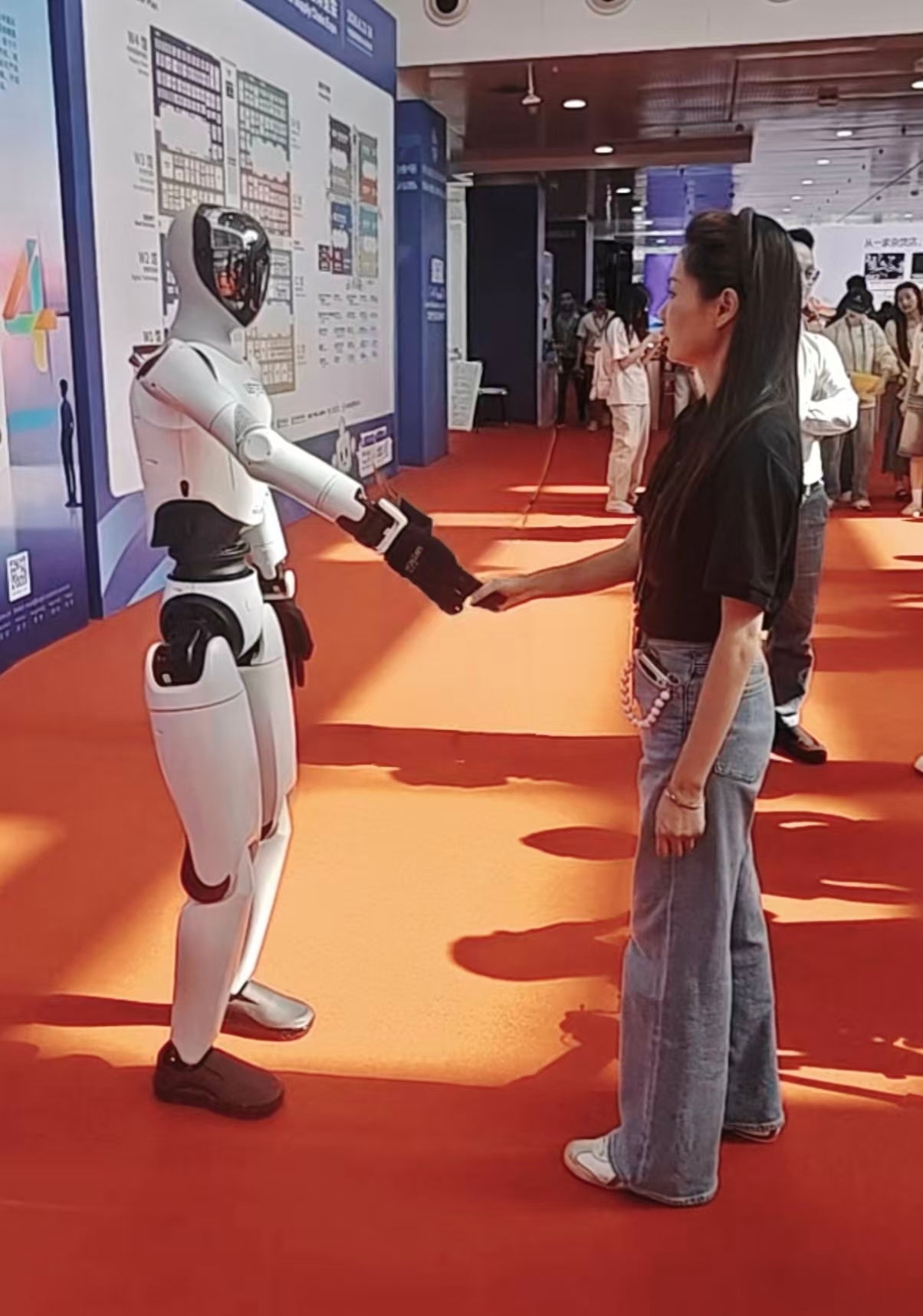 鏈博會上遇見“AI合伙人”：人形機器人開始“卷”商用服務了