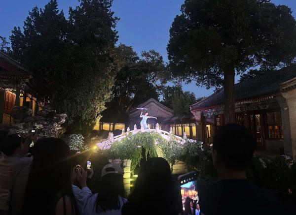 游客參加北海公園“印·靜心”晚間文化活動(2026年6月20日攝)。新華社記者楊淑君 攝 
